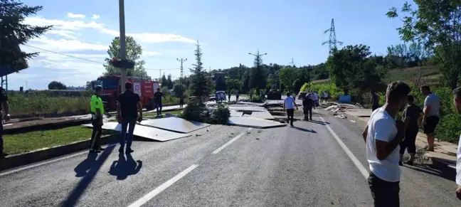 Kastamonu'da Tır Devrildi, Sürücü Yaralandı