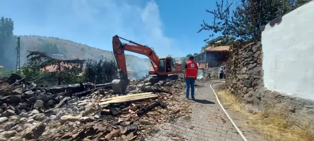 Çankırı'nın Ilgaz ilçesinde yangın: 3 ev kullanılamaz hale geldi