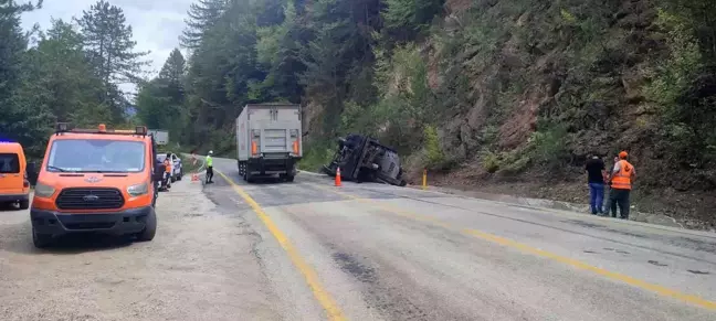 Safranbolu'da asfalt yüklü kamyon devrildi: 3 yaralı