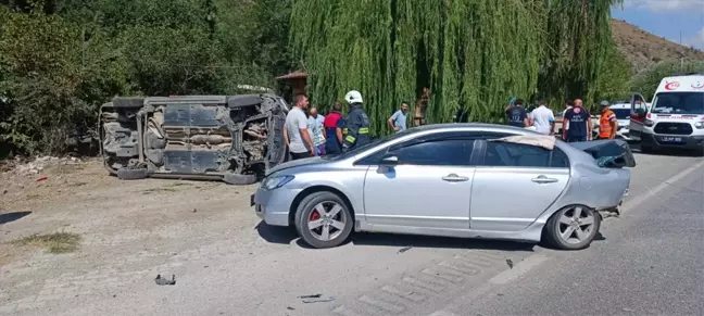 Çorum'un Osmancık ilçesinde 2 araç çarpıştı, 8 kişi yaralandı