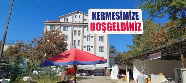 Bilecik'te Okuma Çağındaki Talebelere Yardım Derneği Kermes Düzenledi