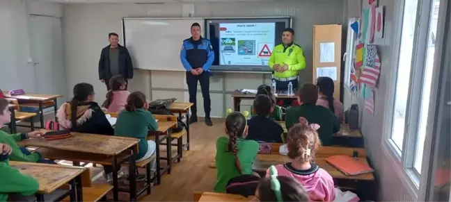 Öğrencilere Trafik Eğitimi Veriliyor