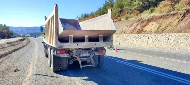 Manisa'da Kaza: Hafriyat Kamyonuna Çarpan Otomobil Sürücüsü Yaralandı