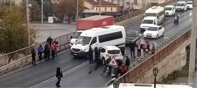 Eskişehir'de Köprüde Trafik Kazası: Otomobil ve Kamyon Çarpıştı