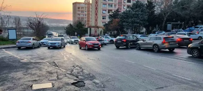 Beylikdüzü'nde Yola Yağ Döküldü, Sürücüler Zor Anlar Yaşadı