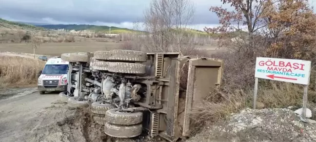 Hafriyat Kamyonu Devrildi, Sürücü Burnu Bile Kanamadan Kurtuldu