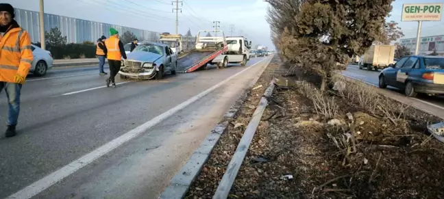 Afyonkarahisar'da Zincirleme Trafik Kazası: 3 Araçta Maddi Hasar