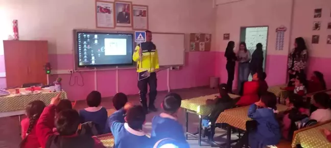 Kars'ta Öğrencilere Trafik Bilinci Semineri Düzenlendi