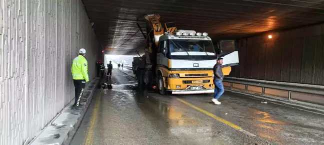 Denizli'de Vinç Alt Geçitte Sıkıştı, Trafik Durdu