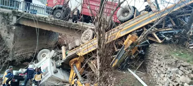 Adana'da Tırın Irmağa Düşmesi Sonucu İki Yaralı