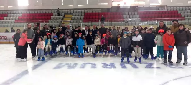 Erzurum Gençlik ve Spor İl Müdürlüğü'nden Öğrencilere Karne Hediyesi: Buz Pateni Şenliği