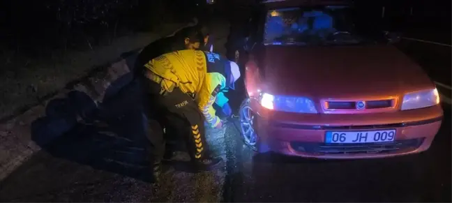 Düzce'de Jandarma, Patlayan Lastiğiyle Yolda Kalan Sürücüye Yardım Etti