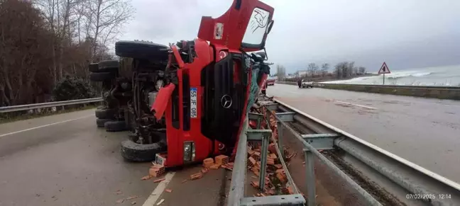 Sinop'ta Tuğla Yüklü Kamyon Devrildi: Sürücü Yaralı