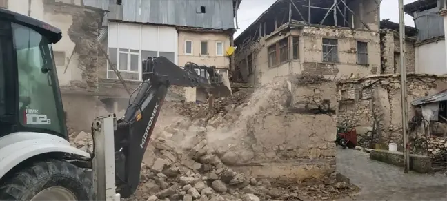 Elazığ'ın Ağın İlçesinde Tehlikeli Metruk Ev Yıkıldı