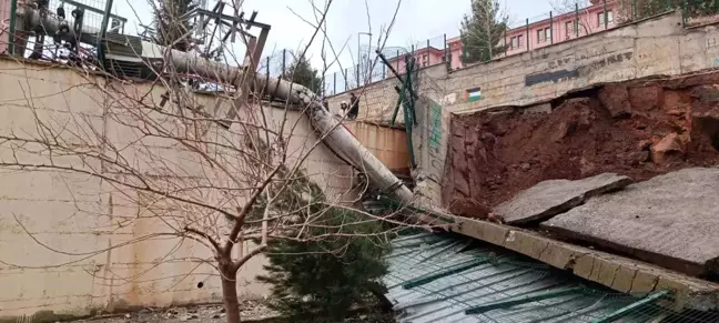 Şanlıurfa'da Okulun İstitat Duvarı Çöktü, Paniğe Neden Oldu