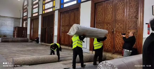 Tarihi Emevi Camii'ne Cumhurbaşkanı Erdoğan'ın seçtiği halılar serilmeye başlandı