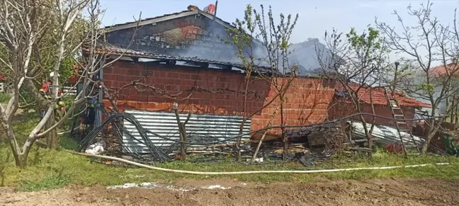 Balıkesir'de Evde Yangın Çıktı