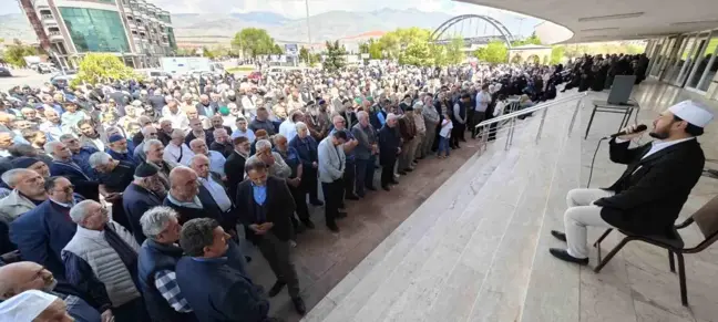 Erzincan'dan Hacı Adayları Medine'ye Uğurlandı