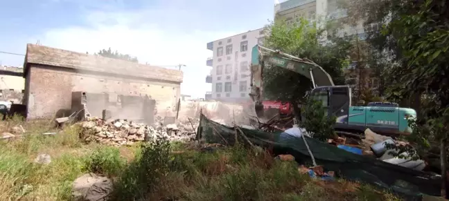 Hazine arazisi üzerindeki evler, aileler tarafından yıkıldı