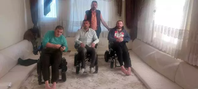Felçli üç kardeş akülü sandalyelerine kavuştu