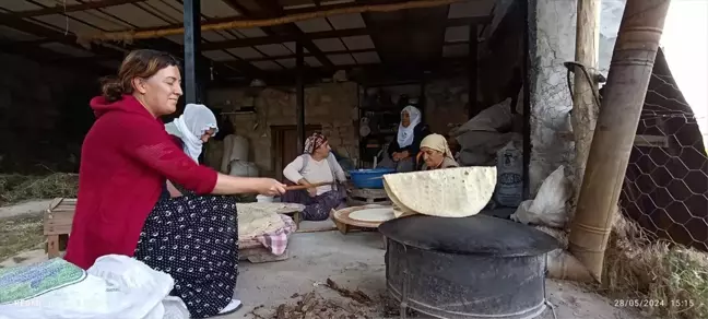 Tunceli'de Kadınlar İmece Usulüyle Ekmek Pişiriyor