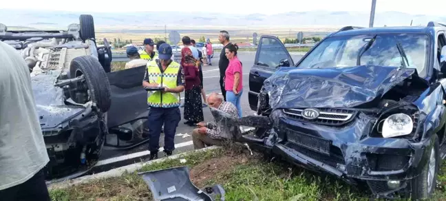 Ardahan'da kamyonet ile otomobilin çarpıştığı kazada 7 kişi yaralandı