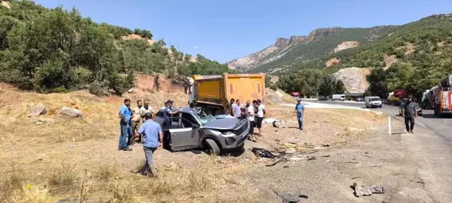 Tunceli'de Kamyon ile Otomobil Çarpıştı: 2'si Ağır 7 Kişi Yaralandı