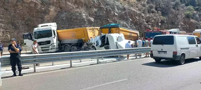Korkuteli-Antalya karayolunda tır kazası: 3 kişi yaralandı