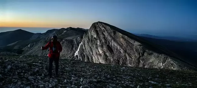 Uludağ'ın zirvesinde gün doğumu ve ayın batışı aynı anda görüntülendi