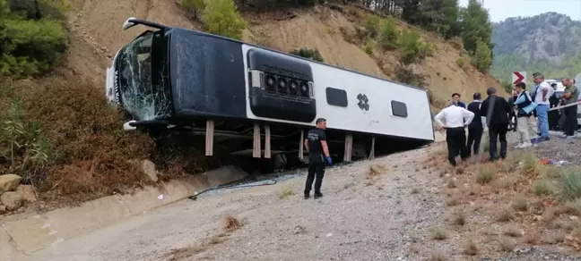 Bucak'ta Yolcu Otobüsü Devrildi: 8 Yaralı