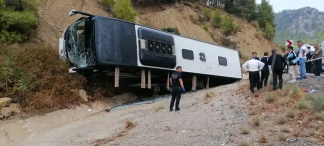 Burdur'da Yolcu Otobüsü Devrildi: 5 Yaralı