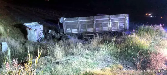 Ağrı Patnos'ta TIR Devrildi, Sürücü Kurtuldu