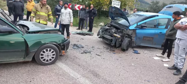 Balıkesir'de Kafa Kafaya Çarpışma: Sürücüler Yaralandı