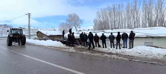 Tokat'ta Tır Devrildi, Sürücü Yaralandı