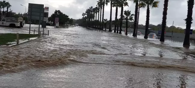 Antalya'da Şiddetli Yağış Hayatı Olumsuz Etkiledi