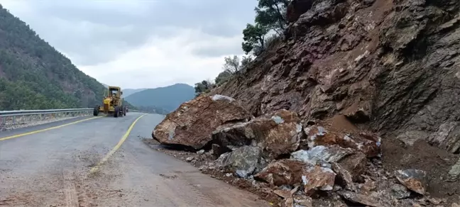 Kayseri'de Heyelana Müdahale: Kapuzbaşı Şelaleleri Yolu Açıldı