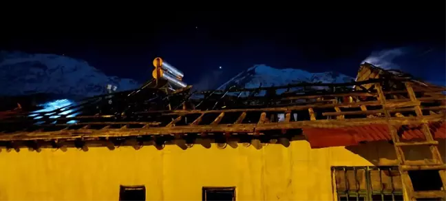 Hakkari'de Evin Çatısında Yangın Çıktı