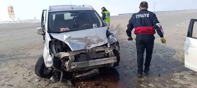 Hakkari'de Otomobil ve Kamyonet Çarpıştı: 2 Yaralı