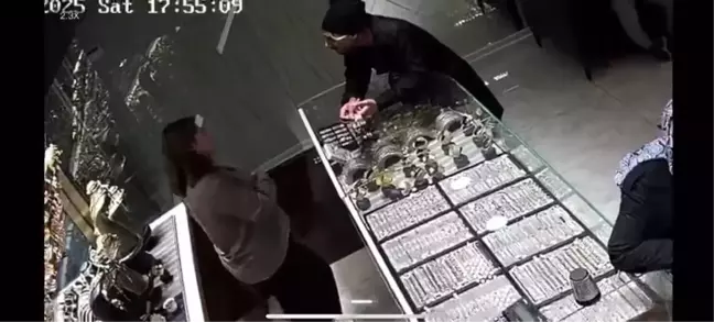 Esenyurt'ta Kuyumcu Soygunu: Müşteri Kılığındaki Şüpheli 560 Bin TL Çaldı