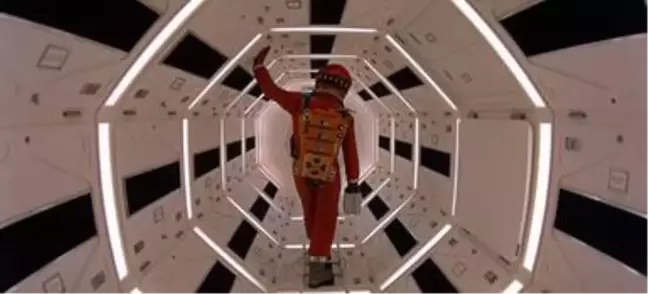 2001 A Space Odyssey konusu nedir? 2001 Bir Uzay Destanı film çözümlemesi, metaforları | 2001 A Space Odyssey yönetmeni kimdir?
