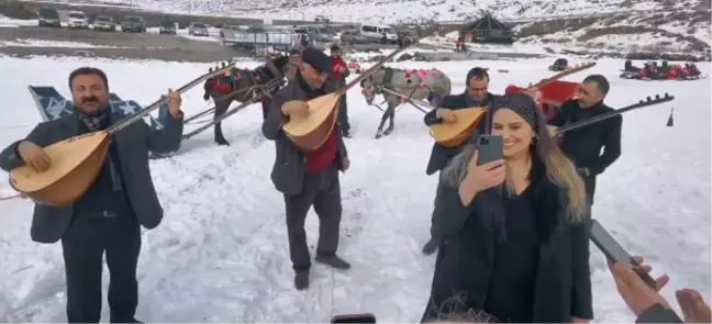 Aşıklar, buz tutan Çıldır Gölü'nde atıştı