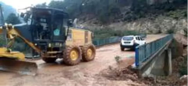 Sel sularında mahsur kalan 14 kişi kurtarıldı
