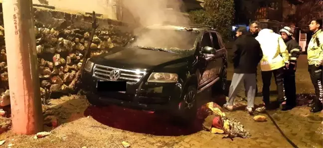 Park halindeki araçta çıkan yangını itfaiye söndürdü
