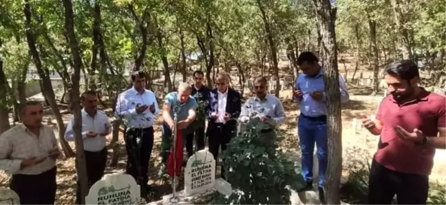 AK Parti Şemdinli ilçe teşkilatı, Ahmet Budak'ı mezarı başında andı