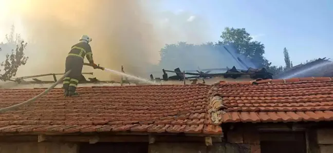 Yangın diğer evlere sıçramadan söndürüldü