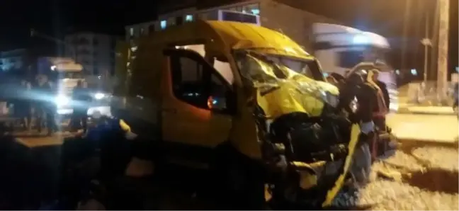 Manisa'da işçi servisi minibüsüyle kamyonet çarpıştı: 7 yaralı