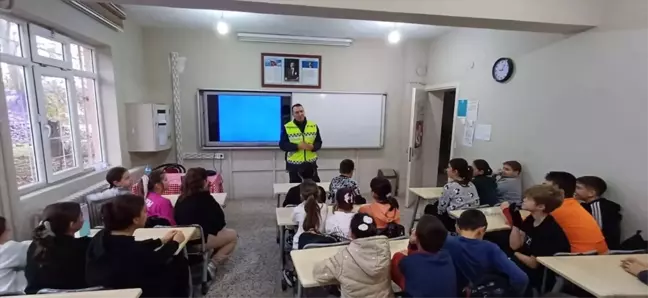 Edirne'de Jandarma Ekipleri Öğrencilere Trafik Kuralları Hakkında Bilgilendirme Yaptı
