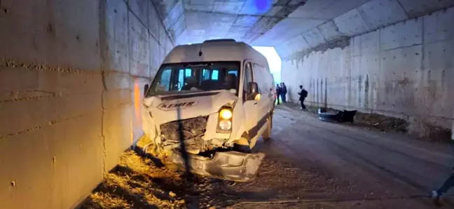 Burdur'da Öğrenci Servisi ile Otomobil Çarpıştı: 14 Yaralı