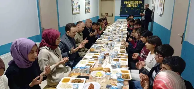 Muş'ta Kaymakam ve Eşi Öğrencilerle İftar Yaptı