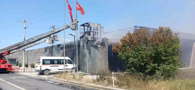 Silivri'de Boya İmalathanesinde Yangın Çıktı